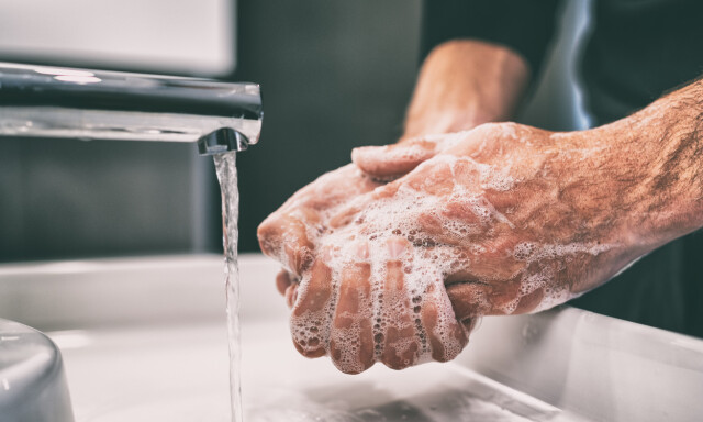 FOREBYGGING: God og riktig håndhygiene er et av flere viktige tiltak for å redusere spredningen av coronaviruset. Foto: NTB Scanpix/Shutterstock. FOREBYGGING: God og riktig håndhygiene er et av flere viktige tiltak for å redusere spredningen av coronaviruset. Foto: NTB Scanpix/Shutterstock.